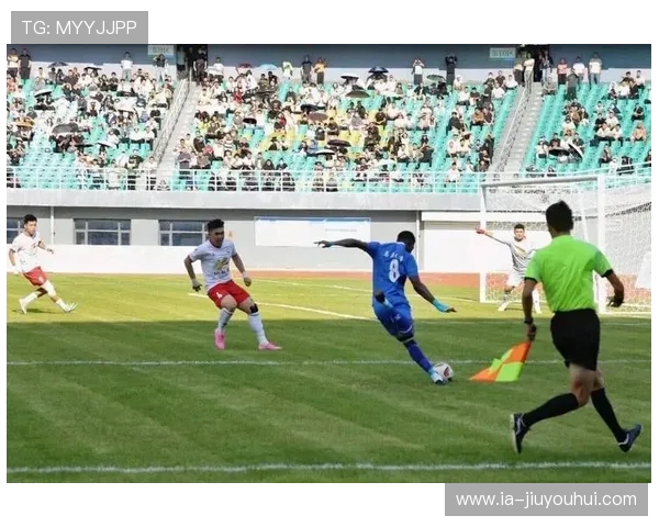 热血绿茵燃情瞬间展现足球赛场上球员拼搏与荣耀时刻