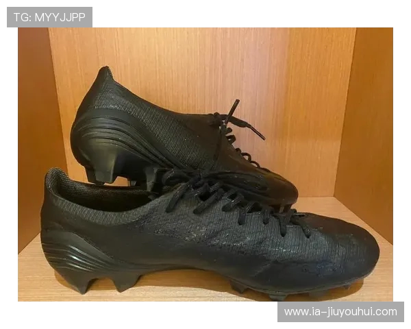 轻盈与速度并存 牛皮薄底足球鞋打造极速运动体验